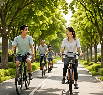 Gia đình đạp xe trong công viên
